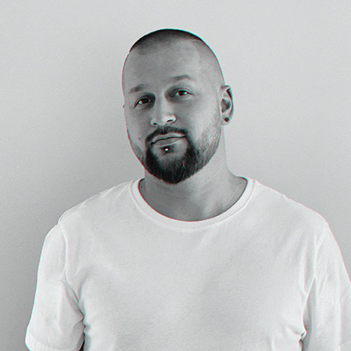 Man Wearing White T-shirt о нас center-migration